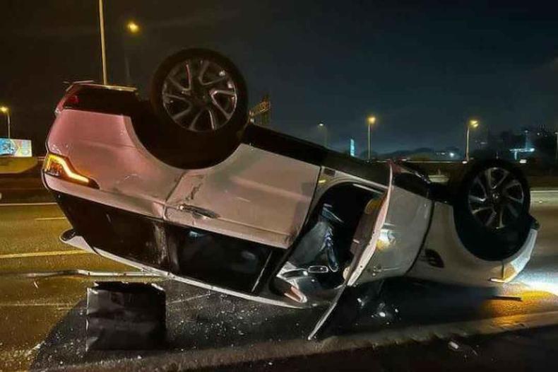 Paula Fernandes estava dirigindo no momento em seu veículo foi atingido por outro automóvel(foto: Instagram/Reprodução) Carro de Paula Fernandes depois de capotamento na rodovia Castelo Branco