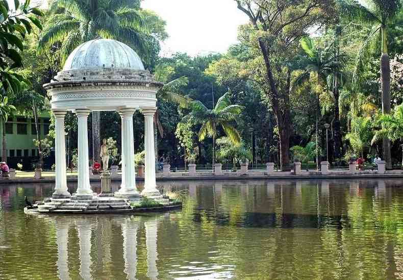 Lago com coreto instalado no Parque Municipal de Belo Horizonte