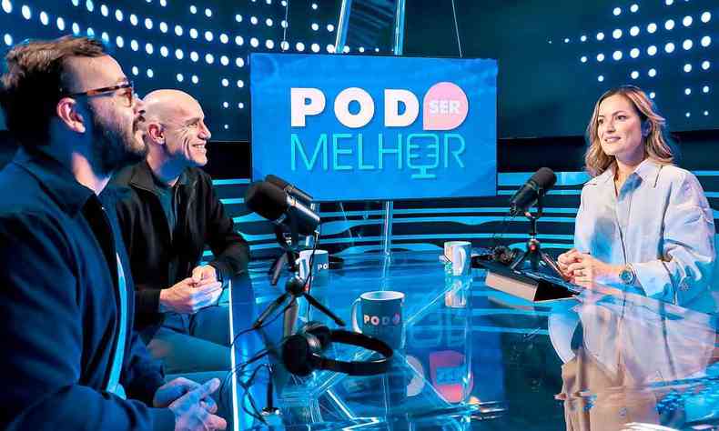 O ator Davi Novaes, o palestrante Renato Alves e a apresentadora Roberta Miguel no estdio durante podcast