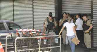 Depois de apuraes iniciadas no supermercado, militares prenderam o ex-policial civil(foto: Jair Amaral/EM/D.A.Press)