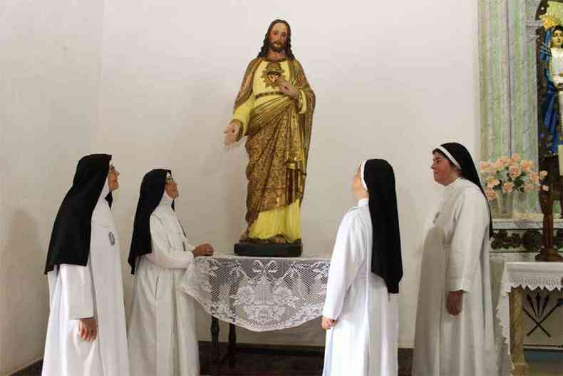 As freiras do Mosteiro em Santa Luzia receberam com alegria as imagens sacras histricas que acabam de ser recuperadas(foto: Lvia Andrade/Esp. EM/DA Press)