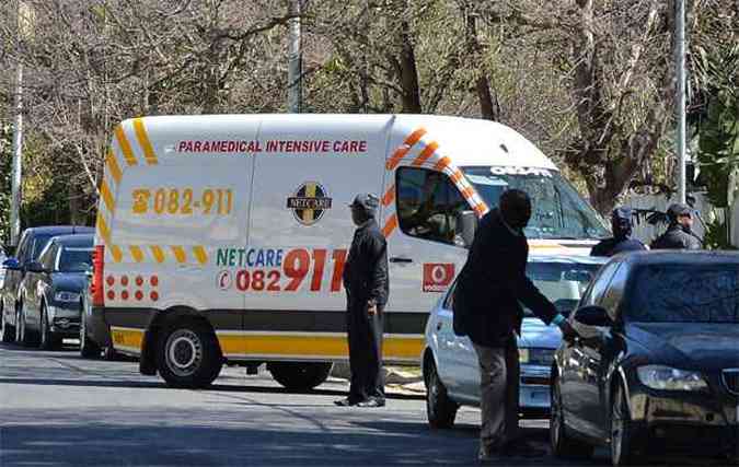 Ambulncia chega na casa de Mandela em Johanesburgo (foto: AFP PHOTO / ALEXANDER JOE )