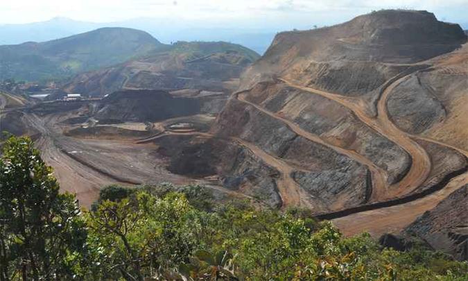 A cava da Mineração Pau Branco, oculta pelas montanhas da Região Leste da capital: após acordo inicial limitado a 4 milhões de toneladas, companhia teve sinal verde para explorar 7 milhões e pretende continuar até 2021 (foto: Jair Amaral/EM/DA Press) A cava da Mineração Pau Branco, oculta pelas montanhas da Região Leste da capital: após acordo inicial limitado a 4 milhões de toneladas, companhia teve sinal verde para explorar 7 milhões e pretende continuar até 2021 (foto: Jair Amaral/EM/DA Press)
