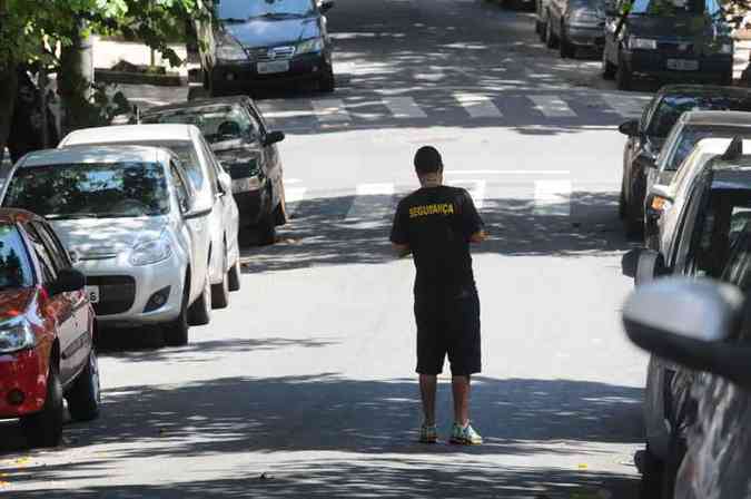 O 'segurana' que, com um companheiro, se apossou de quarteires no Bairro Santo Antnio: presso sobre motoristas e programa de mensalidades para permitir estacionar em rea pblica(foto: Euler Jnior/EM/D.A PRESS)