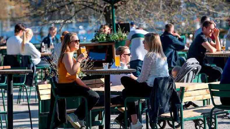 Maioria dos suecos est fazendo distanciamento social voluntrio, mas clima ensolarado trouxe pessoas de volta s ruas(foto: Getty Images)