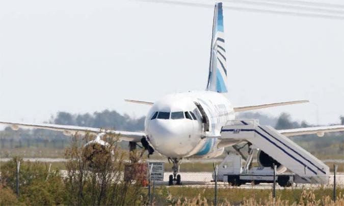 Sequestrador tomou avio que fazia o trajeto Alexandria/Cairo na manh desta tera-feira, 29(foto: BEHROUZ MEHRI / AFP PHOTO)