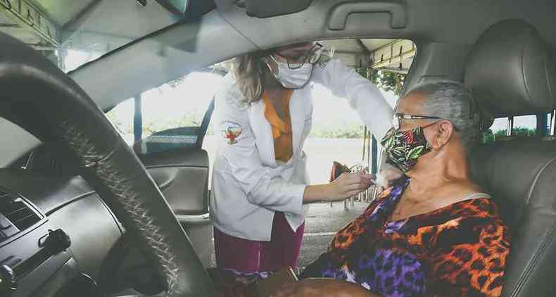No ltimo sbado (13/2), comeou a imunizao dos idosos acima dos 90 anos e restante dos profissionais de sade em trs drives: Funel, Centro Administrativo e ABCZ(foto: Prefeitura de Uberaba/Divulgao)