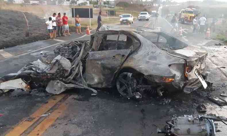 BMW ficou completamente destruda aps duas batidas e incndio(foto: Reproduo da Internet/WhatsApp)