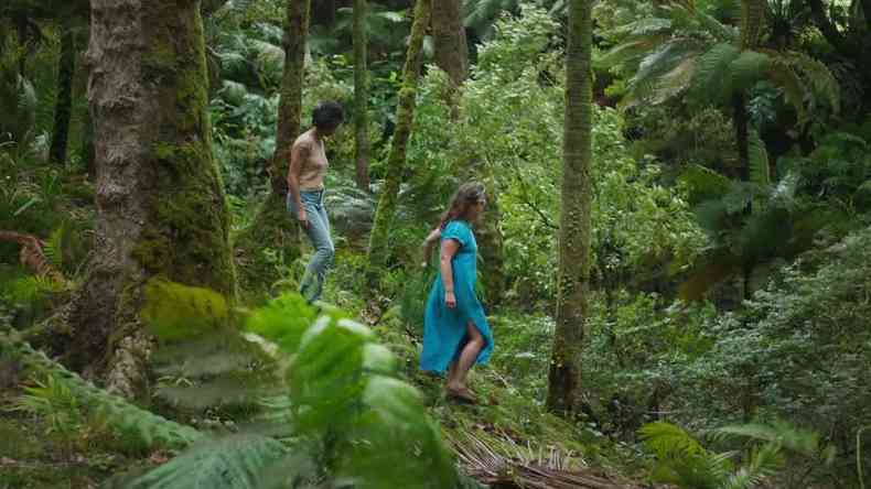 casal anda numa floresta no filme sycorax