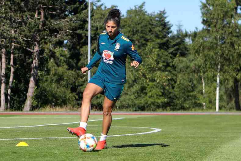 Atacante Cristiane atuou no PSG de 2015 a 2017 e  uma das atletas que passaro informaes ao grupo a respeito da equipe francesa(foto: CBF/Divulgao)