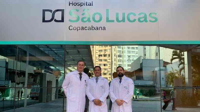 Parte da equipe responsvel pelo transplante triplo posam em frente a fachada do Hospital So Lucas