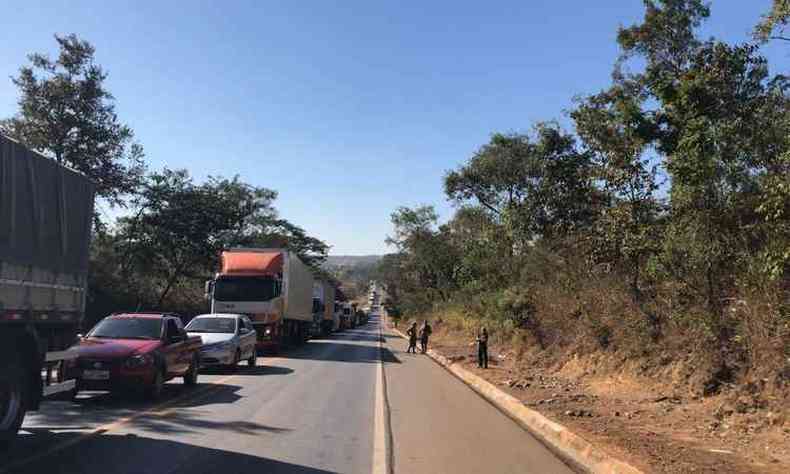 Por causa do bloqueio, longas filas de veculos se formaram nos dois sentidos da BR-262 nesta manh (foto: Corpo de Bombeiros/ Divulgao )