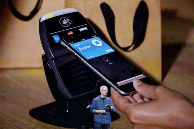 Tim Cook, comandante da empresa, mostra novo sistema Pay. Ao aproximar o telefone da mquina, o usurio poder fazer compras, graas  pareceria com companhias de cartes (foto: REUTERS/Stephen Lam )