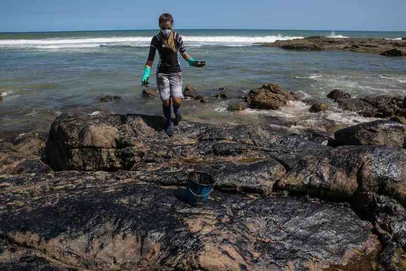 Vazamento de leo atingiu centenas de praias do litoral brasileiro e chegou  Regio Sudeste(foto: ANTONELLO VENERI/AFP)