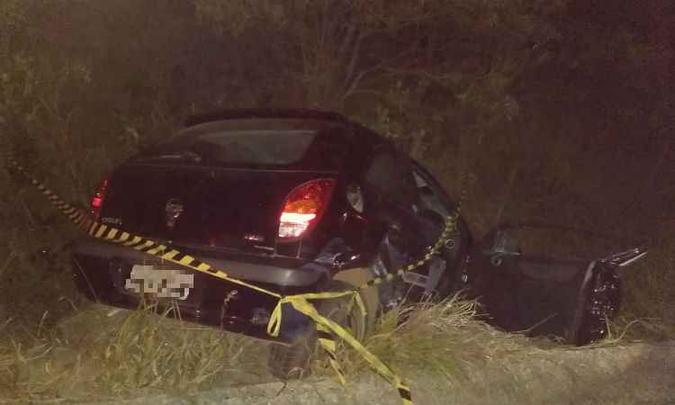 Após a batida, carro caiu em um barranco fora da pista(foto: Corpo de Bombeiros/Divulgação) Após a batida, carro caiu em um barranco fora da pista(foto: Corpo de Bombeiros/Divulgação)