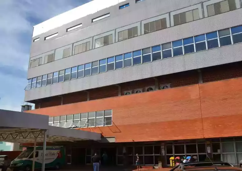 Idoso esperou por atendimento na porta do Hospital das Clínicas da Universidade Federal de Uberlândia(foto: Reprodução/HCUFU) Hospital das Clínicas da Universidade Federal de Uberlândia