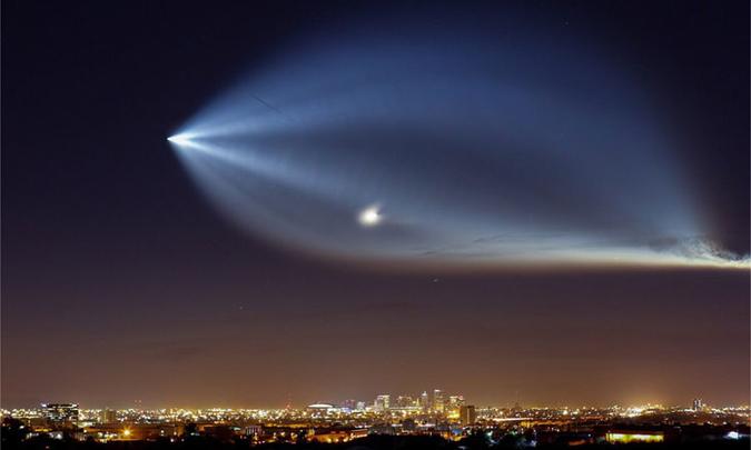 Resultado de imagem para Lançamento de satélite corta o céu e deixa um rastro