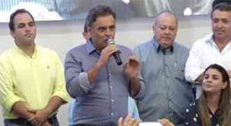 O senador Acio Neves discursa durante lanamento da campanha nacional de filiao do PSDB(foto: Reproduo/Internet)