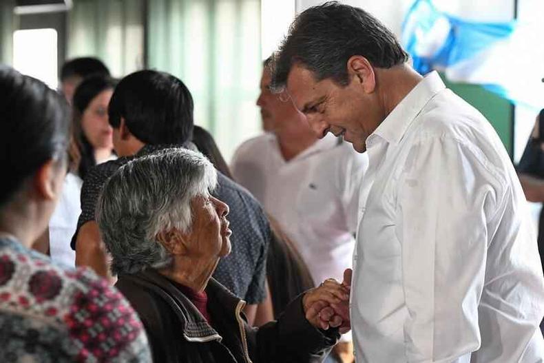 pessoas votando