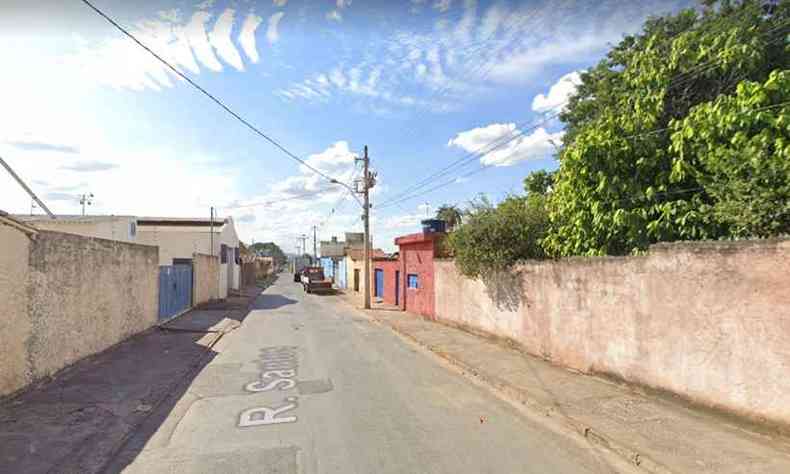 A Rua Santos, no Bairro Santo Antnio, em Montes Claros, por onde passou a carroa em fuga e as viaturas da PM, em perseguio(foto: Google Street View)