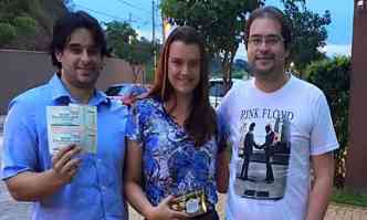 A entrega dos ingressos foi registrada em foto(foto: Facebook/divulgao)