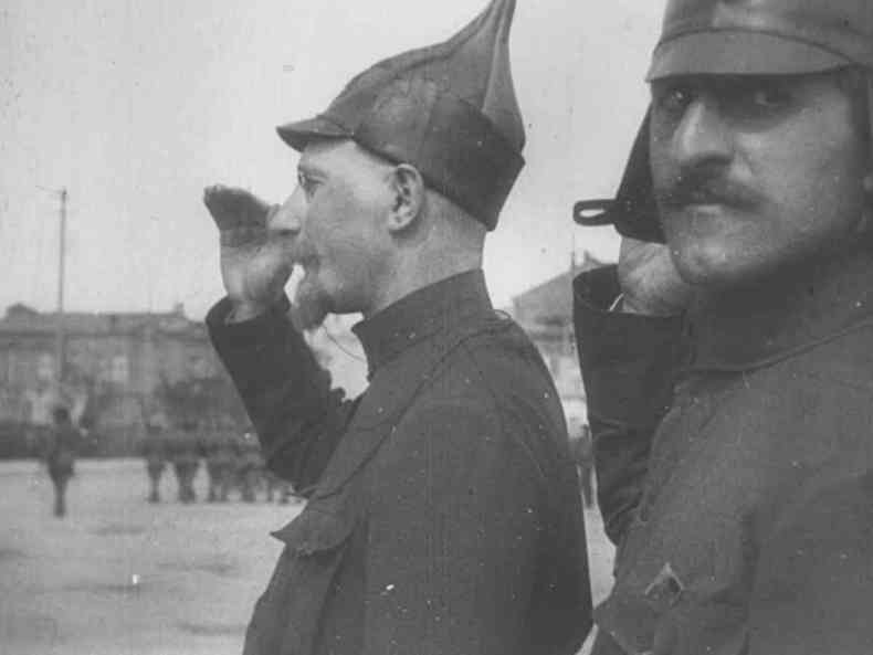 Homens no front durante a Revolução de 17, na Rússia, em registro do documentário História da Guerra Civil