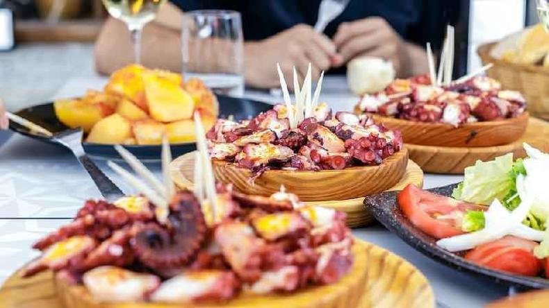'Pulpo a la Gallega' é um prato espanhol comum(foto: Getty Images) mesa com 'Pulpo a la Gallega'