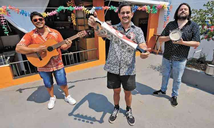 Heleno Augusto, do bloco Havayanas Usadas, Gustavo Caetano, do Samba Queixinho, e Nenel, especialista em comida de rua, prometem tarde de domingo animada