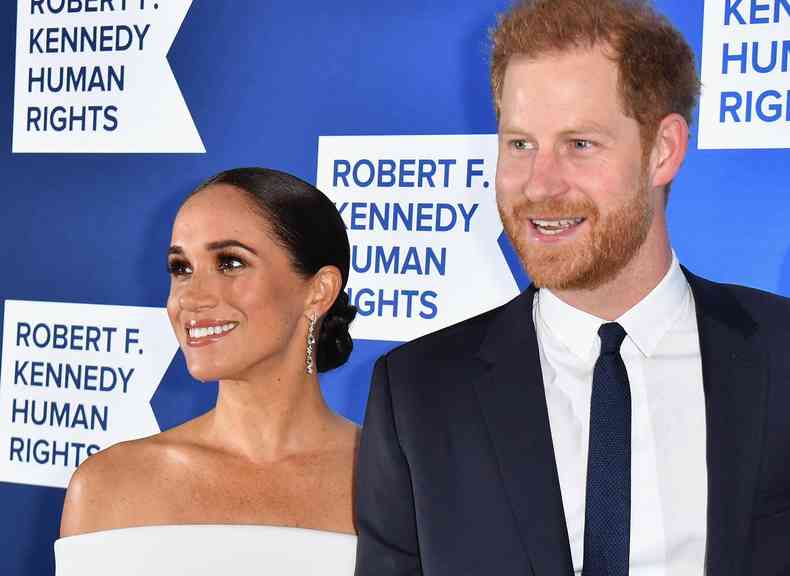 Meghan Markle vestida de branco e prncipe Harry de terno preto