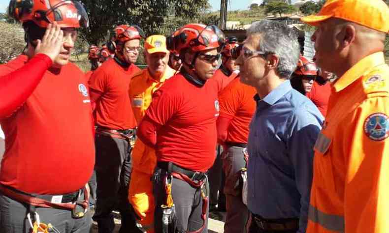 Governador Romeu Zema cumprimentou bombeiros em Brumadinho (foto: Jair Amaral/EM/D.A.Press)