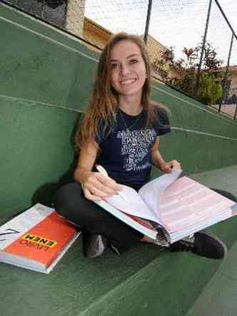 Brbara Moreira, de 17 anos, mudou o ritmo de estudos para no chegar esgotada nos dias das provas(foto: Marcos Vieira/EM/D.A PRESS)