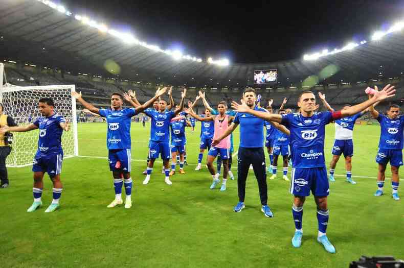 Jogadores do Cruzeiro comemoram vitória sobre o Brusque: caminho para a volta à elite será longo e precisará do apoio da torcida