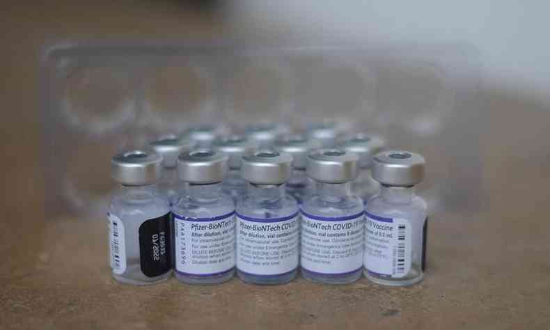 Ampolas da vacina da Pfizer contra a COVID-19