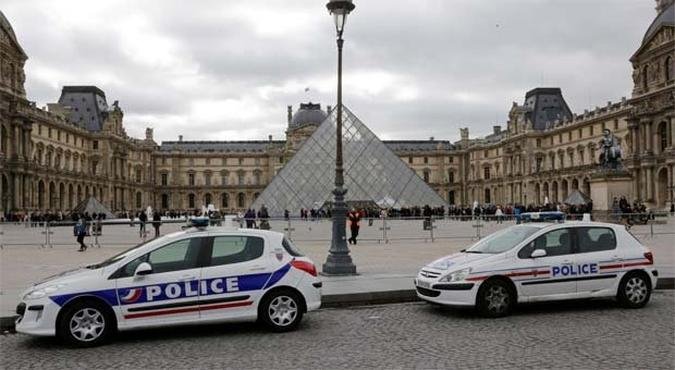 Funcion�rios fizeram greve para exigir refor�o policial dentro do museu (foto: REUTERS/Philippe Wojazer)
