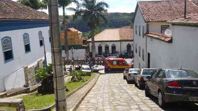 Um Fiat Siena desceu desgovernado por uma ladeira no Centro Histrico Diamantina na manh desta quarta-feira, bateu em uma rvore e num poste (tipo lampio). O motorista disse aos bombeiros que perdeu o controle, bateu em um Gol na descida e s parou ao colidir na planta. O condutor foi socorrido com escoriaes pelo rosto e est no Pronto Atendimento Santa Izabel. (foto: Assessoria de Comunicao do 7 BBM)