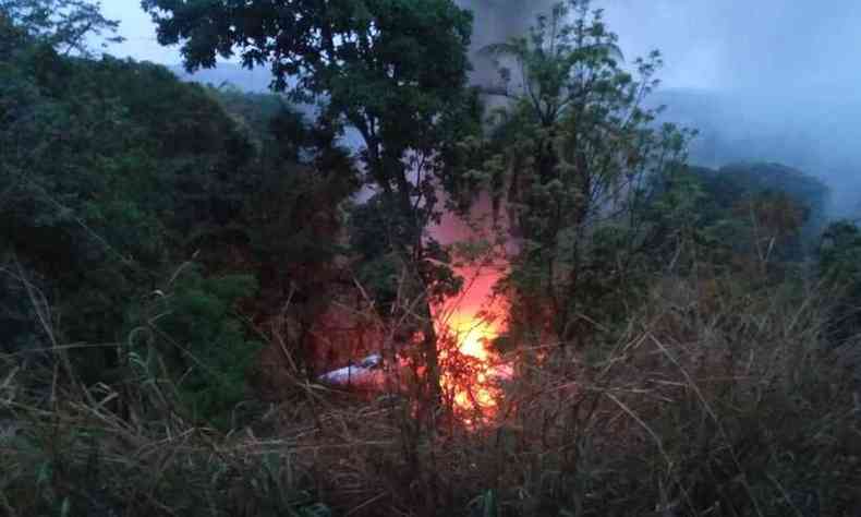 Imagem mostra momento em que aeronave pega fogo no Centro-Oeste de Minas(foto: Reproduo/TapiramgTV)