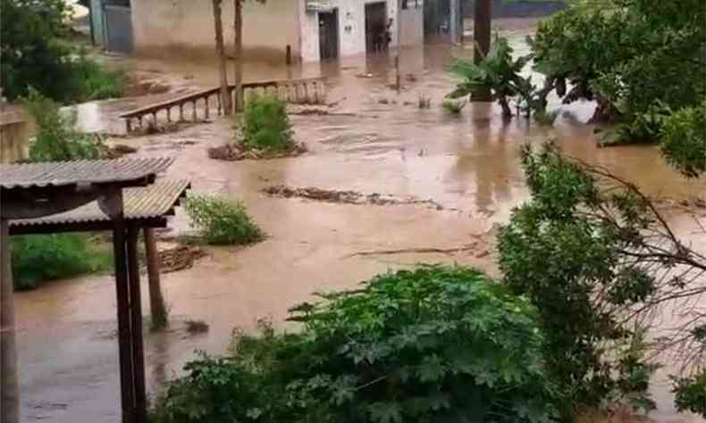 Vídeo mostra alagamento no município de Aricanduva(foto: Reprodução da internet/Facebook/Rádio Aranãs)