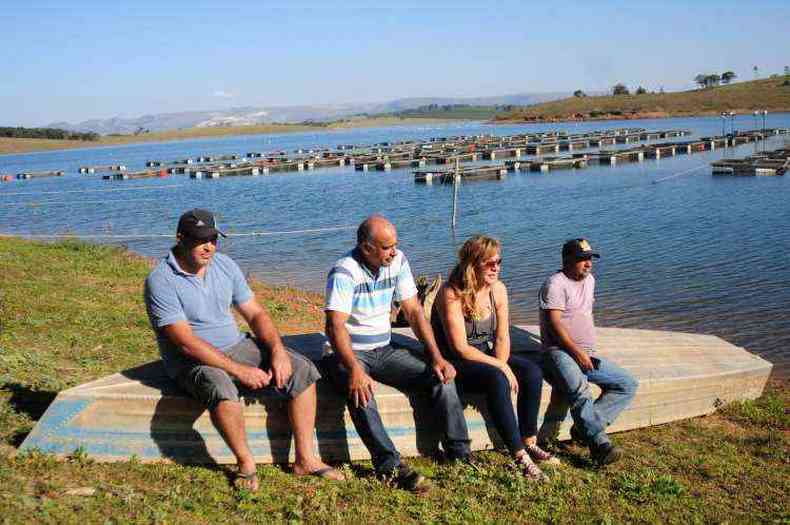 Insatisfeitos com o tempo perdido, Anderson Xavier, Neilson Costa, Regina Domingos e Edson Costa aguardam a regulamentao dos parques aqucolas(foto: Gladyston Rodrigues/EM/D.A Press)