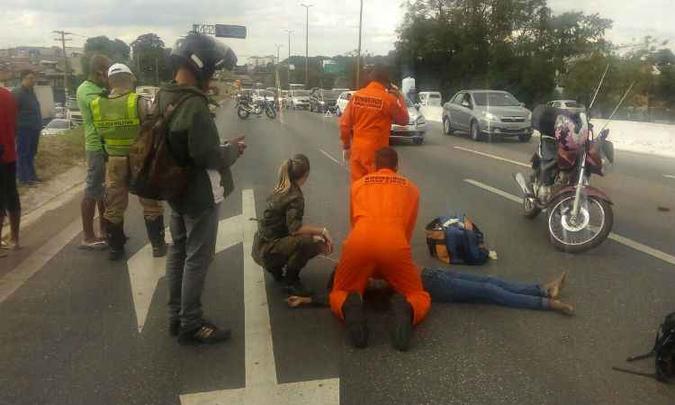Mulher é atropelada no Anel Rodoviário próximo ao Bairro Califórnia(foto: Corpo de Bombeiros/Divulgação) Mulher é atropelada no Anel Rodoviário próximo ao Bairro Califórnia(foto: Corpo de Bombeiros/Divulgação)