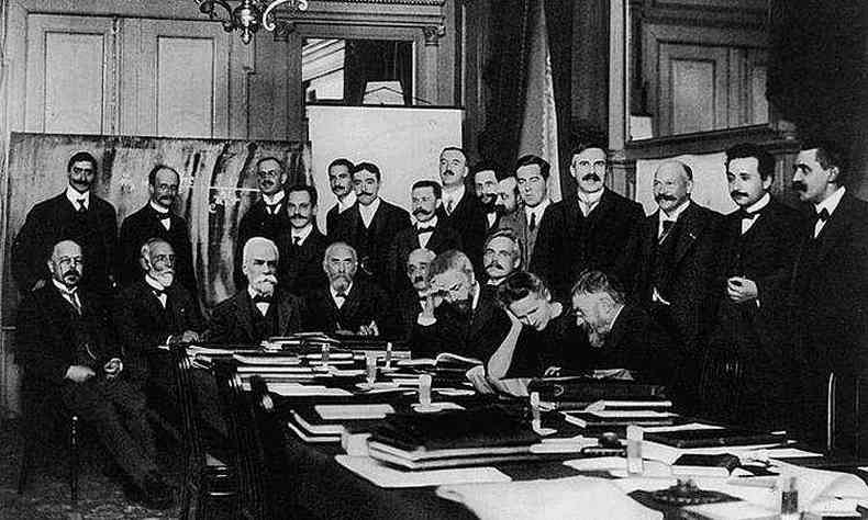 Conferncias da Solvay (1911): reuniam os mais consagrados cientistas da poca, como Planck, Einstein, Curie e Rutherford e outros, e proporcionaram avanos fundamentais para a radioatividade. (foto: Wikimedia Commons)
