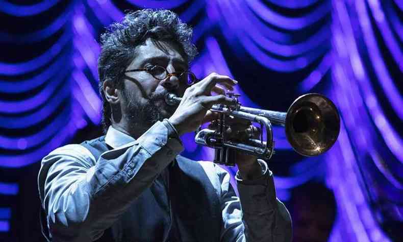 Ator Fernando Alves Pinto toca uma cano em cena da pea Piaf e Brecht -- A vida em vermelho