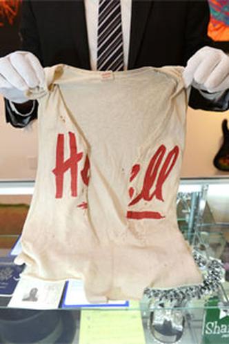 Camiseta usada pelo Rollig Stone Keith Richards durante turn em 1981(foto: AFP PHOTO / ROBYN BECK)