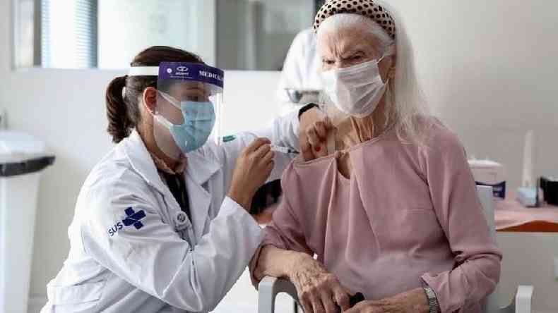 Prioridade de vacinao no momento  para profissionais de sade na linha de frente contra a pandemia e idosos institucionalizados(foto: Reuters)