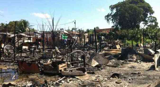 Cerca de 150 pessoas tiveram as residncias destrudas e esto desabrigadas (foto: Ciro Guimares/TV Clube/D.A Press)
