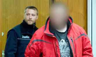 Kreshnik Berisha na chegada ao tribunal, nesta sexta-feira. A imagem no revela o rosto do jovem jihadista(foto: BORIS ROESSLER / DPA / AFP)