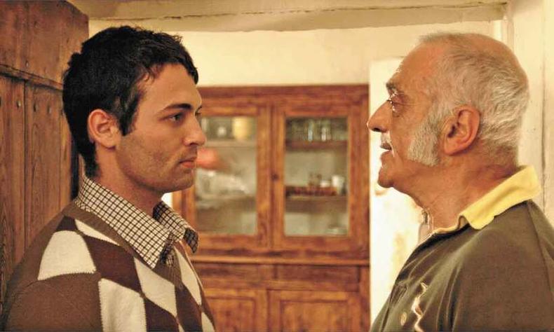 Homem jovem conversa com idoso em cena do filme O crculo dos pevertidos