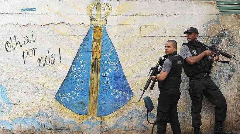 Policiais civis em operao na favela do Jacarezinho; fotografia de 2011