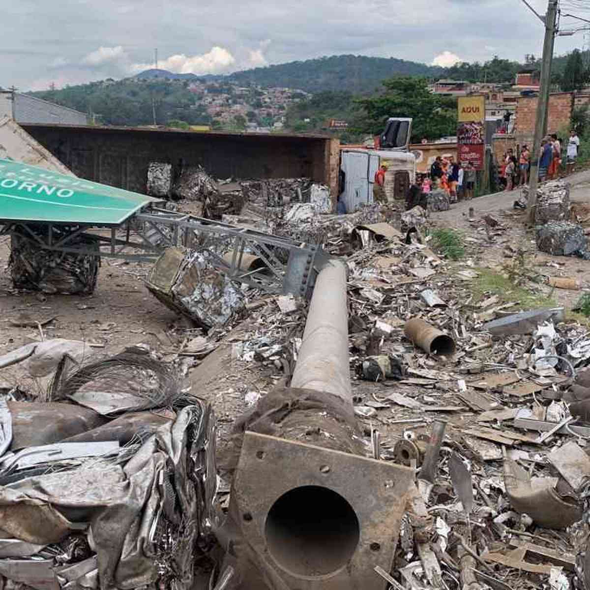 Carreta tomba carregada de papelão em Jaguariúna