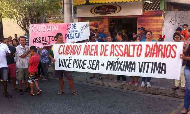 Moradores foram para as ruas com apitos e faixas para chamar a ateno das autoridades (foto: Alessandro Guedes/ divulgao )