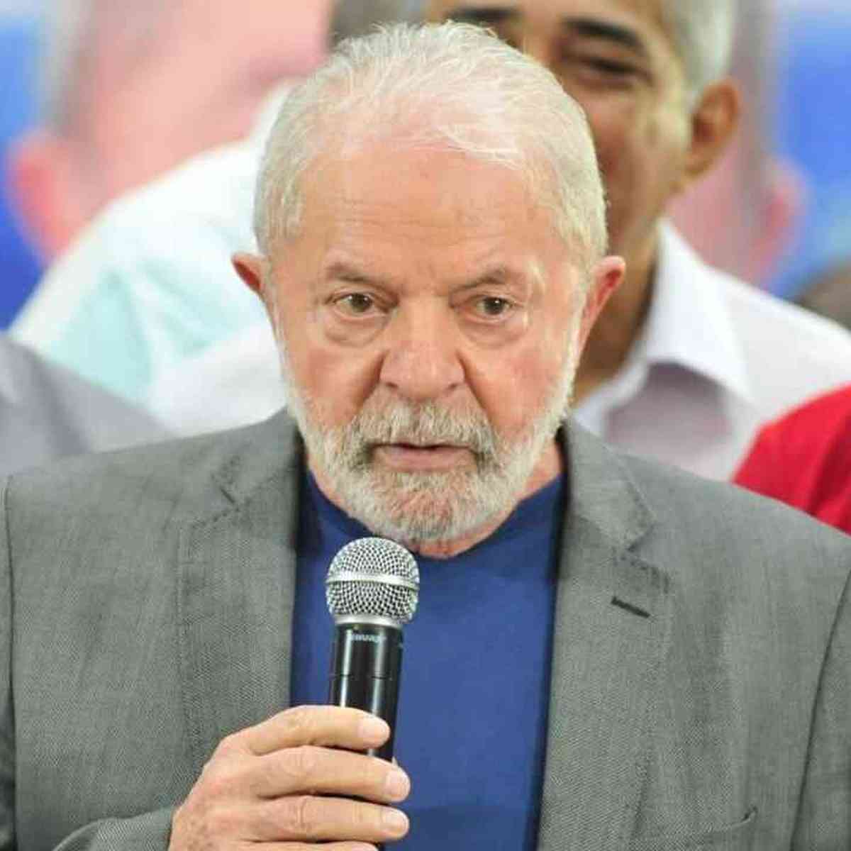 Lula tá imitando o Bolsonaro e tá fazendo lives, só que a live